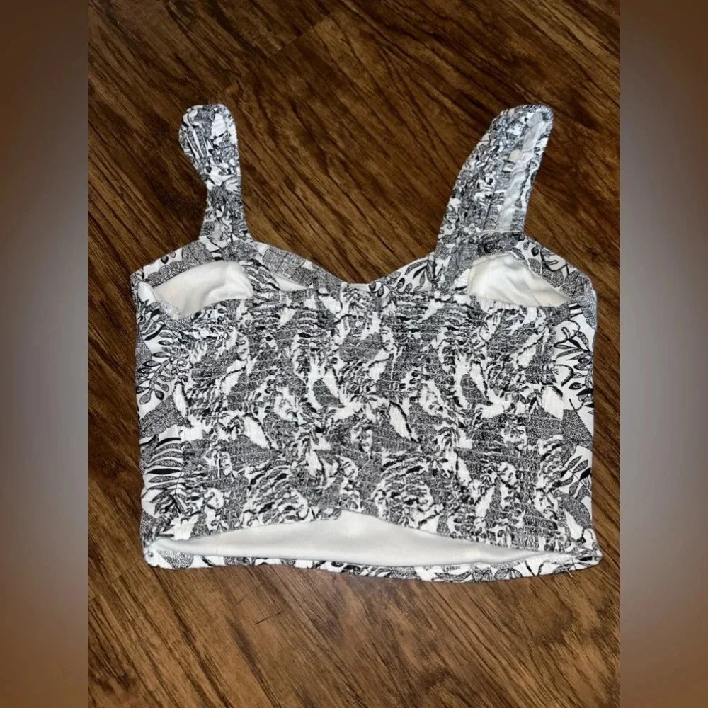 Japna Black and White Tropical Crop Top. Size medium - Picture 4 of 5